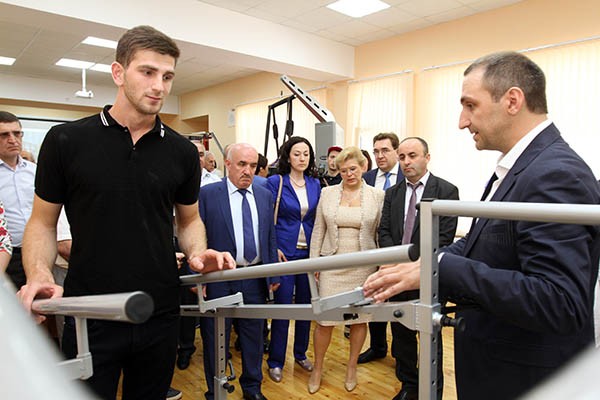 Заведующий кафедрой медицинской реабилитации с УВ ДГМУ Омар Омочев демонстрирует возможности нового тренажёра