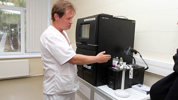 Технолог бактериологической лаборатории Вячеслав Загорельский во время экскурсии по ЕКДЛ