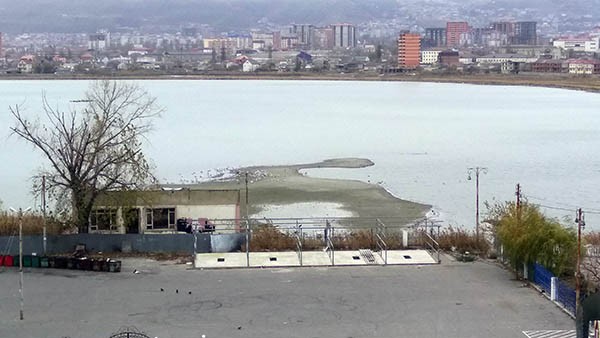 Озеро Ак-Гёль мелеет пропорционально появляющимся новым участкам на водной глади