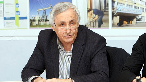 Эдуард Уразаев считает, что региональная власть вынуждена следовать общему курсу, заданному Москвой