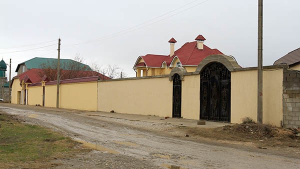А это дом главы Новолакского района Магомедгаджи Айдиева. Почувствуйте разницу