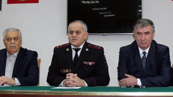 Зиявудин Ашиков (в центре) уволился из МВД, чтобы всё рассказать... 