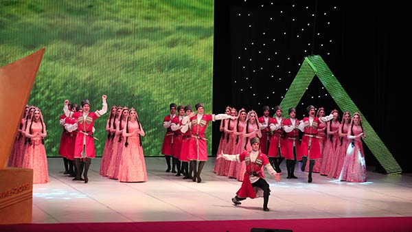 Ансамбль «Лезгинка» порадовал гостей танцевальным номером