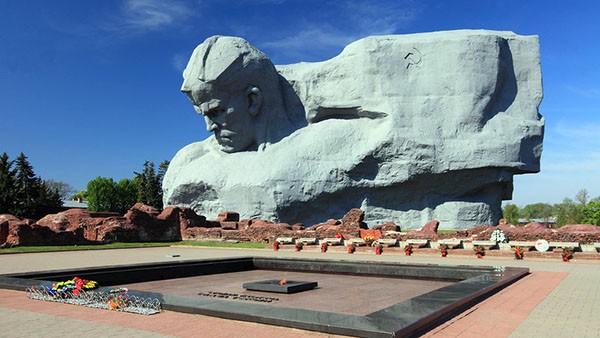 Памятник защитникам Брестской крепости и Вечный огонь.