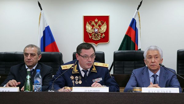 Сергей Дубровин (в центре) устоял после дела Арашукова, но дело Джелилова уложило его на больничный