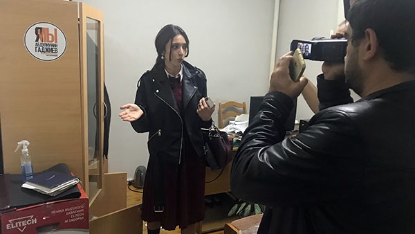 Инна Хатукаева рассказывает коллегам-журналистам о том, как проходил обыск