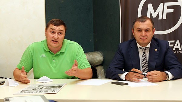 Министр Агарагим Кагиргаджиев (справа) рассказал, что в кадастровой оценке не обошлось без саботажа