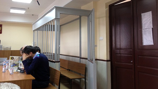 Адвокат Шахова убеждён, что экс-министр не должен находиться в этой клетке