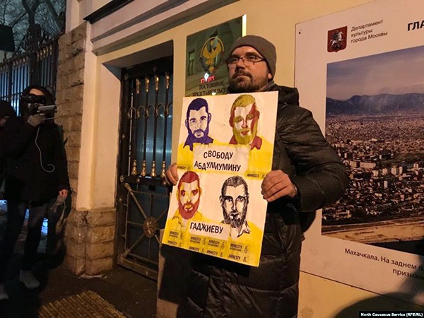 Многие приходили со своими плакатами. Все они требовали свободу Абдулмумину Гаджиеву 