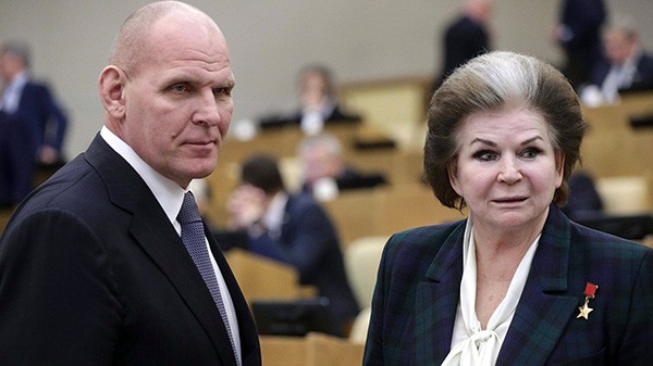 Александр Карелин и Валентина Терешкова с разным успехом правили Конституцию
