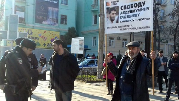 Муртазали Гасангусейнов на одиночном пикете в поддержку журналиста “Черновика”