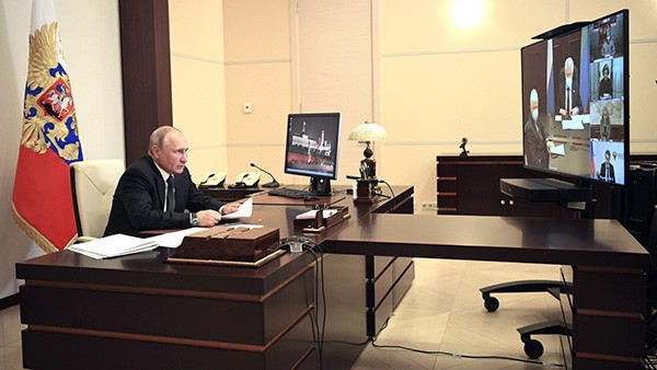 Владимр Путин продолжает контролировать ситуацию в стране, находясь на самоизоляции...