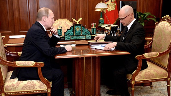 Вряд ли Сергей Кириенко (справа) предполагал, что ситуация в Дагестане может выйти из-под контроля