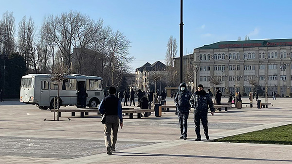 Автобус для задержанных в центре площади стоял заранее