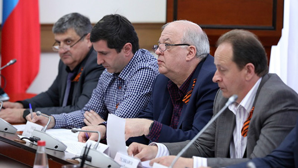 Руководитель АГИП РД Алексей Гасанов (первый слева) влияет на политику, оставаясь на  заднем плане...