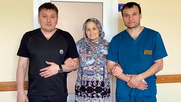 Кардиохирурги Арсланхан Кандауров и Меджид Казакмурзаев с Разият Шариповой после операции
