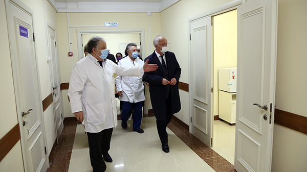 Главный врач ДРКБ Сиражудин Махачев знакомит председателя Правительства РД Абдулпатаха Амирханова с отремонтированными объектами