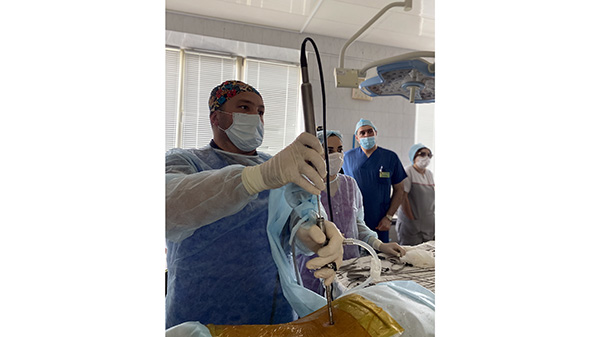 Дахир Абуков проводит эндоскопическую операцию