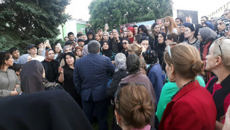Дагестанки, выступавшие против мобилизации, обступили сотрудника махачкалинской администрации 