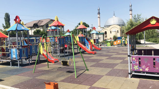 Детская площадка в обновлённом центре села Леваши. С такими местами отдыха оттока населения точно не будет