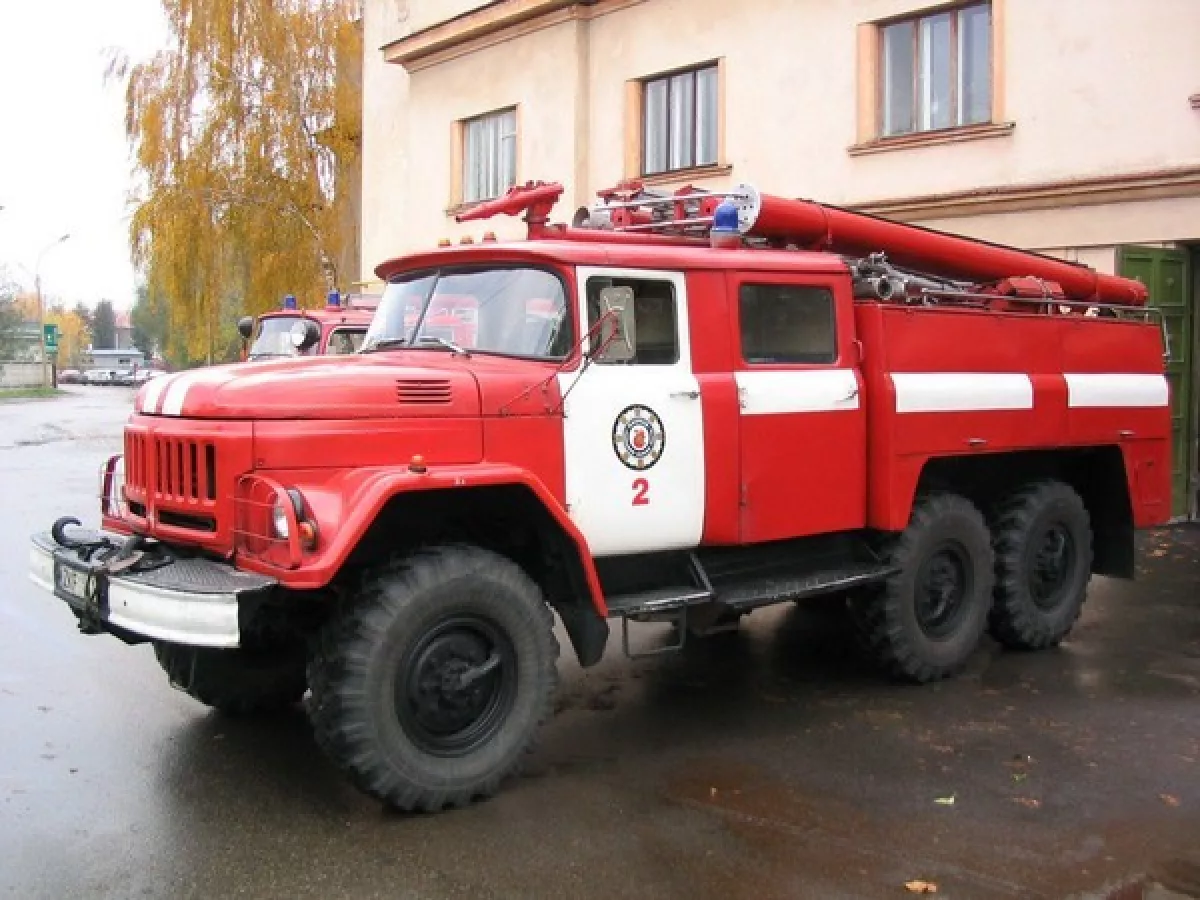 Машина пожарной службы. Пожарная машина ЗИЛ 130. Пожарный автомобиль. ГАЗ 53 пожарный. Машина "пожарная служба".