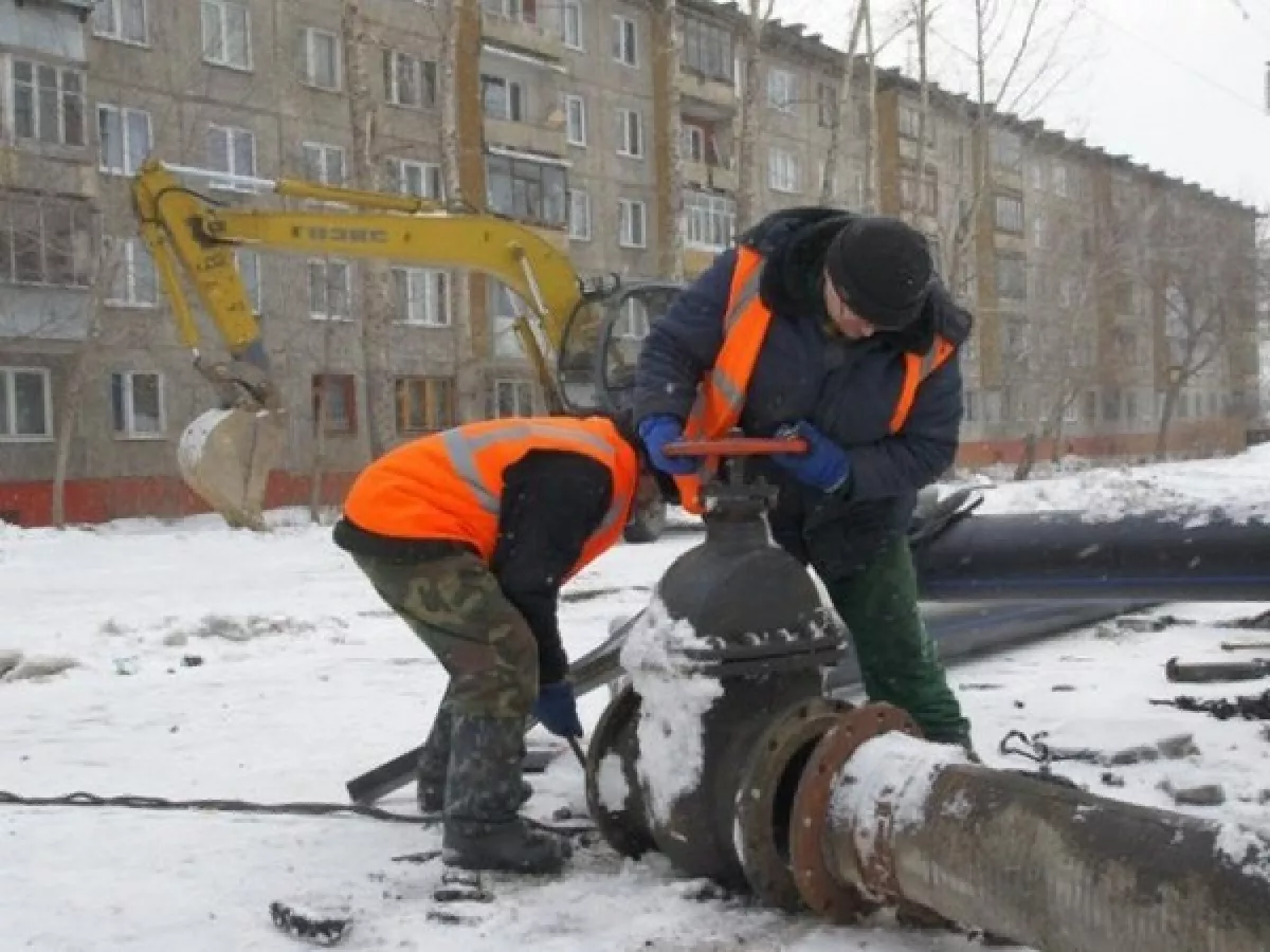 Аварийные сети. Коммунальные службы аварии. Ремонтные работы зима. Ремонтные работы зимой. Порыв водопровода зима.