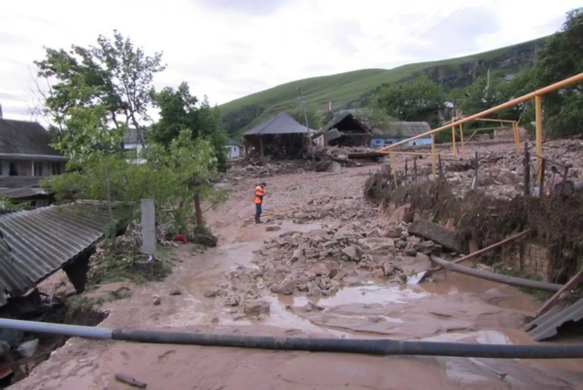 Сели 5. Сель в Дагестане. Село Аркас, Дагестан. Грязевой сель Дагестан. Селевой поток в Чечне и Дагестане.