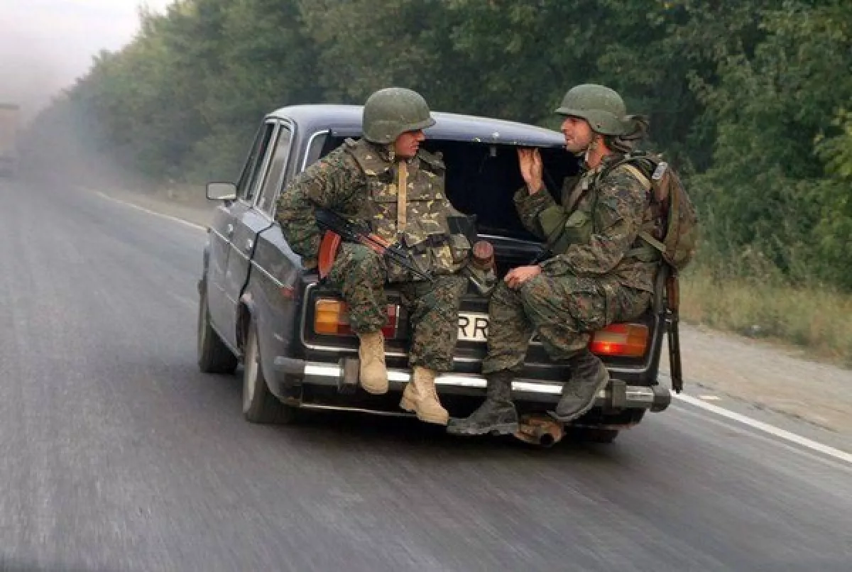 Грузины бежали. Бежали робкие грузины 2008. Армия приколы. Демотиваторы про армию. Солдаты в машине.