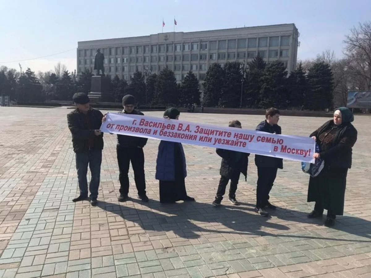 Семья из Хунзахского района протестует на центральной площади Махачкалы |  Черновик