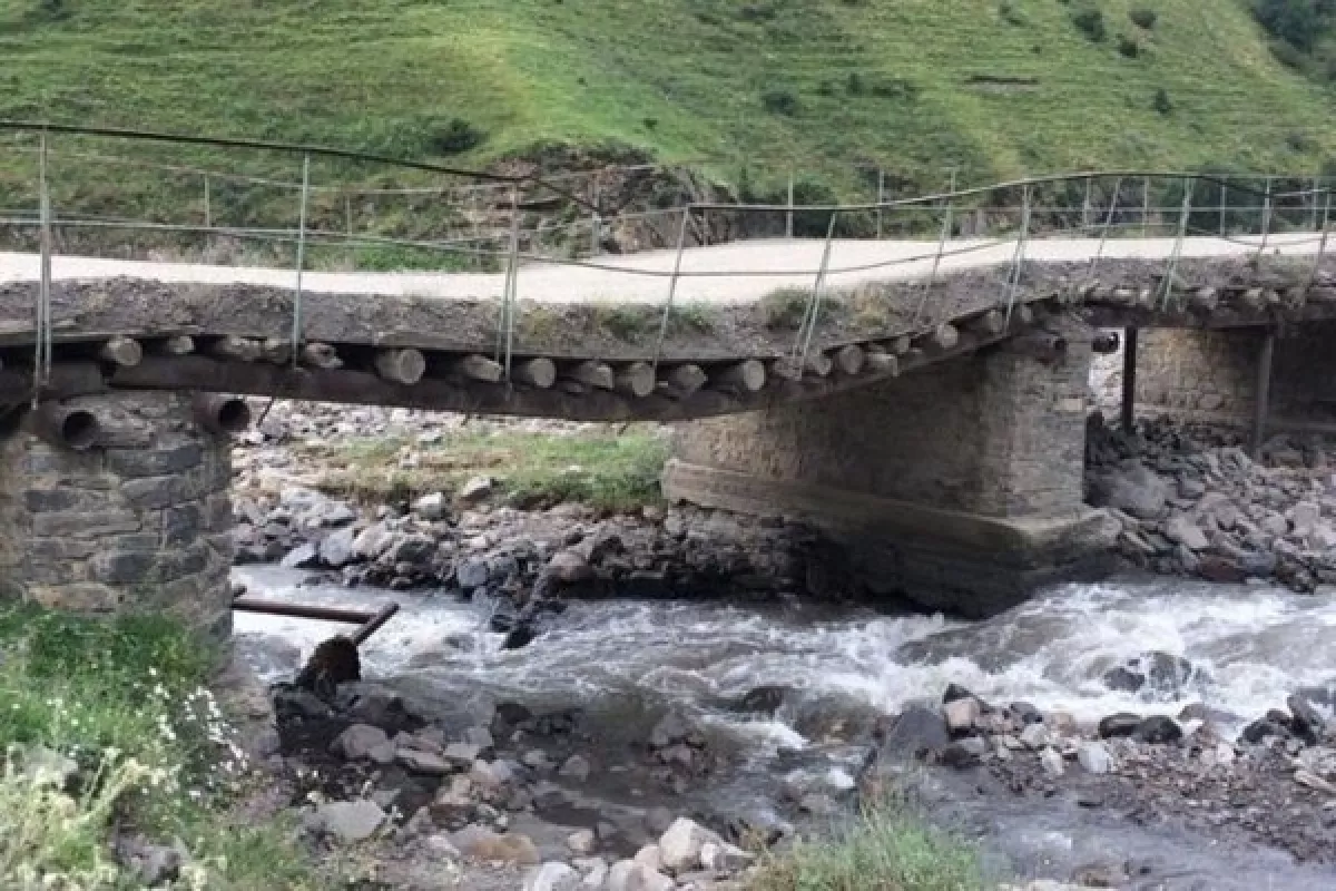 Село моста. Село Гулли Дагестан деревянный мост. Чародинский район Дагестан мост. Табасаранский район красный мост. Деревянный мост в Табасаранском районе.